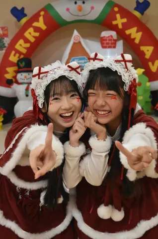 クリスマスツリーの下で、笑顔満開！