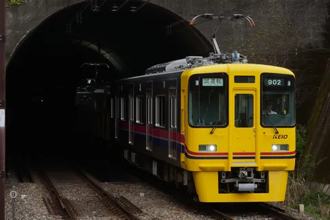 試運転の黄色い車両、光の中へ