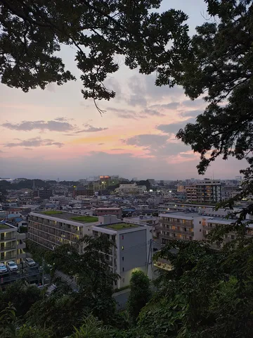 優しい夕暮れの街景