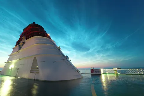 夜明けの船旅、幻想的な空の眺め