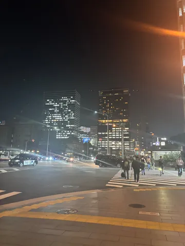 都会の夜景、交差点に灯る光