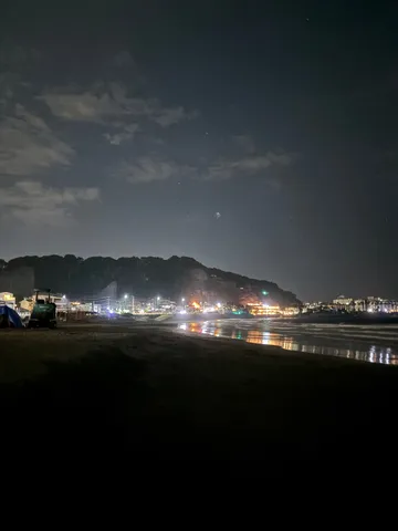 夜の帳が降りた海岸線