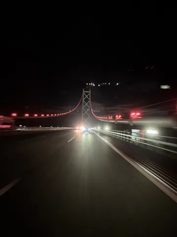 夜の橋と光の芸術