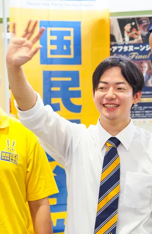 未来へのエール、力強く手を振る姿