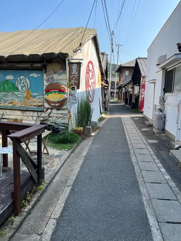 昔ながらの商店街、ノスタルジー漂う小道