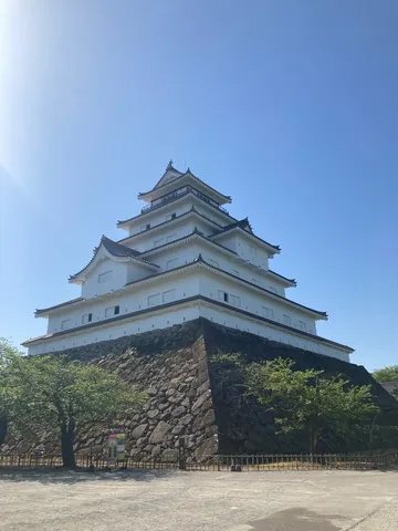 青空に映える白亜の天守閣