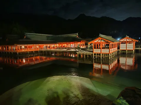 水面に映る、夜の朱色舞台