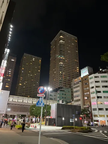 都会の夜景、ネオンと高層ビル