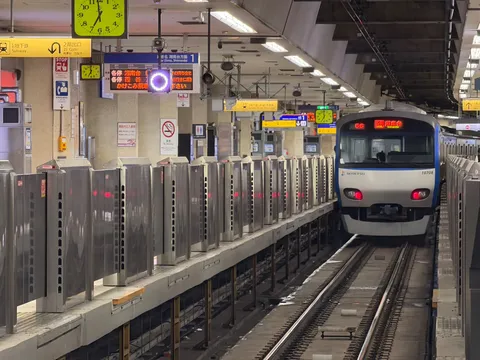 時計と列車が紡ぐ駅の空気