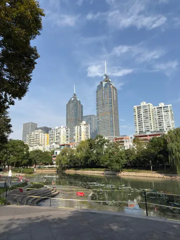都会の水辺にそびえる影