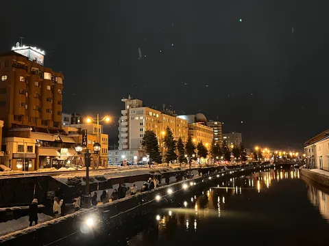 冬の夜、水面に映る光の道