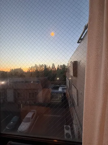 夕暮れの窓辺、淡い灯りの幻想