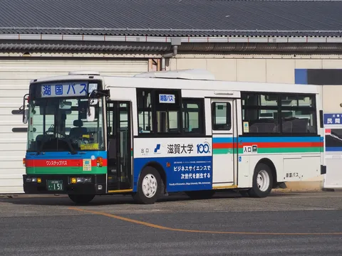 色帯の路線バスが街角に