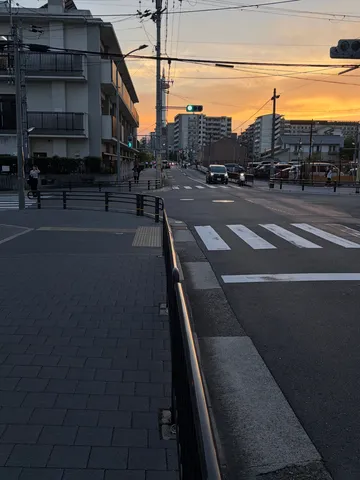 夕焼けが照らす交差点