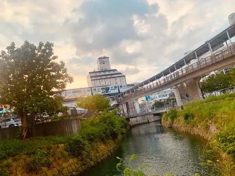 夕暮れの水路と高架の影