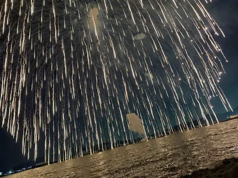 夜空を彩る光のカーテン