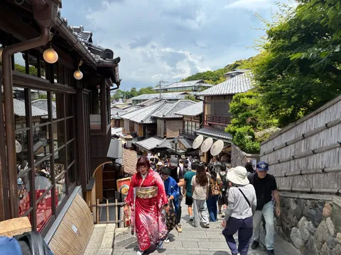 古都の街並みと賑わい
