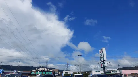電線と入道雲のコントラスト