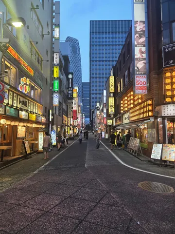 夜の裏路地に灯る看板の列