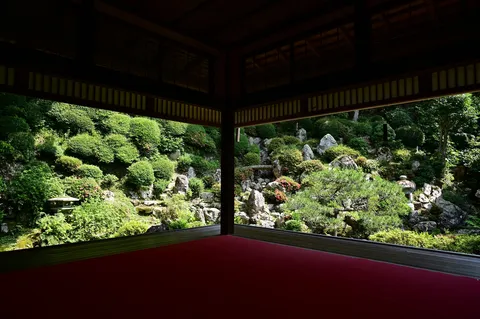 庇の下に広がる静かな庭