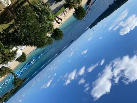 青い空と海、水上アスレチックの休日