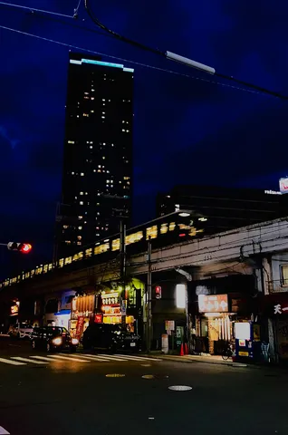 ネオンと高層ビルの夜景