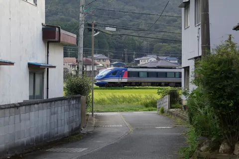 線路の向こうの田園