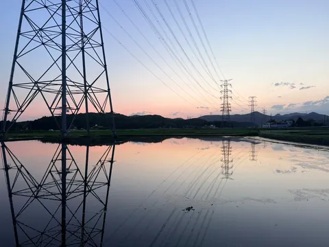夕暮れ、電波塔と水鏡