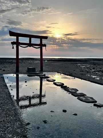 水面に光る鳥居の道