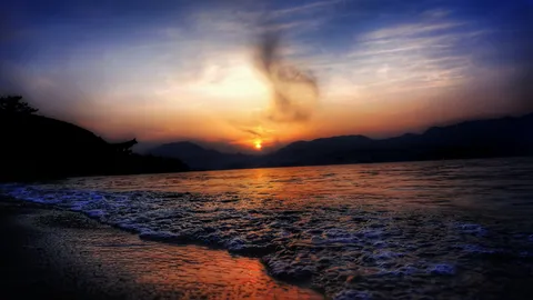 水面を染める神秘の夕景