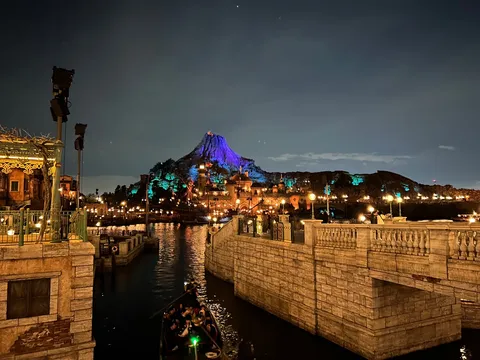夜の岩山と灯りの海