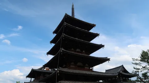 青空にそびえる五重の塔