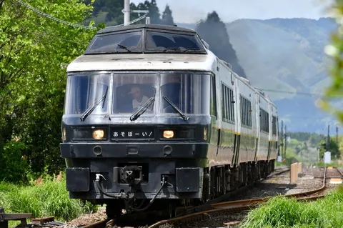 緑と煙、旅情を誘う列車