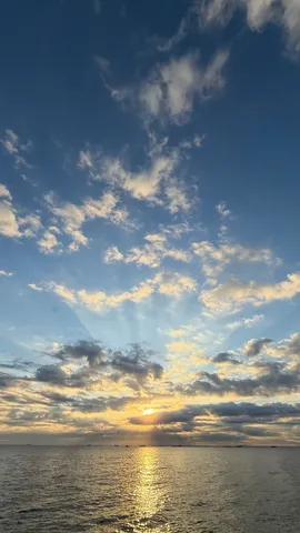 夕陽と雲の光芒、広がる水平線