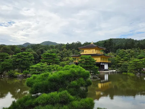 金色の寺と静かな水面
