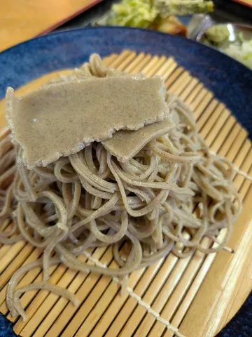 竹籠に佇む蕎麦の静寂
