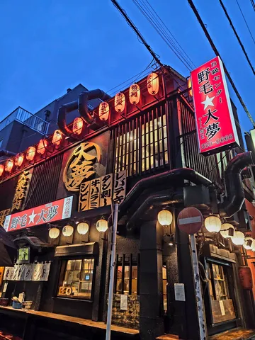 赤提灯が灯る路地の活気