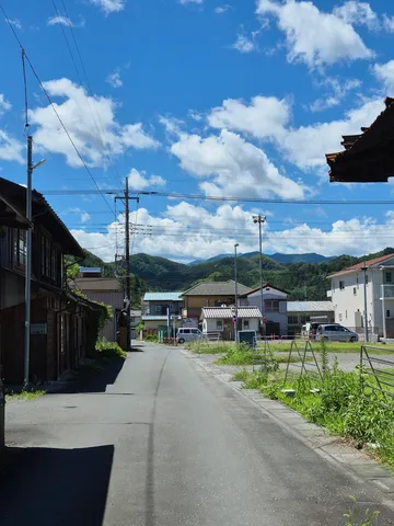 夏の日の静かな田舎道
