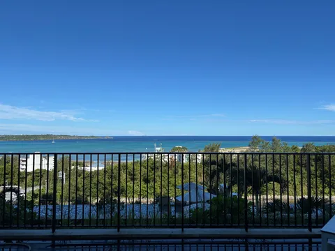 広がる青い海と空のコントラスト