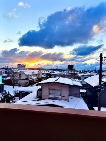 雪化粧の街並みに沈む夕日