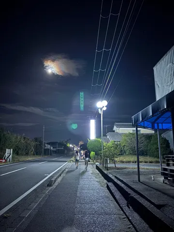 月夜の二人、路上の風景
