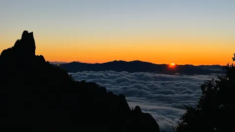 雲海の向こう、燃えるような朝陽