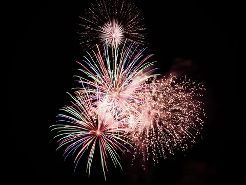 夜空に咲く花火の囁き