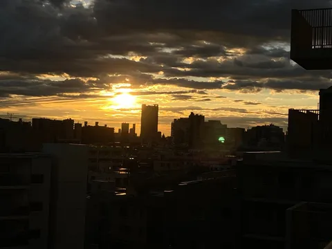 黄昏の都市と金色の空