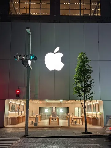 深夜のアップルストア、静かな輝き