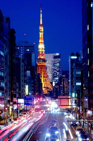光の軌跡と東京タワーの夜景