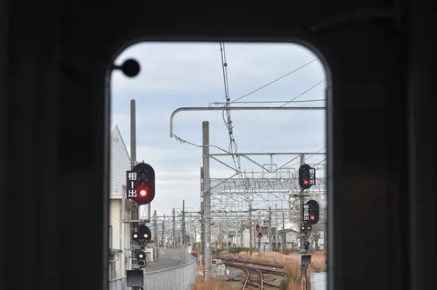 窓越しの線路と信号