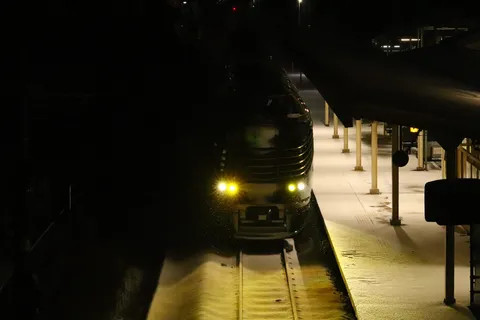 夜の駅に差し込む光