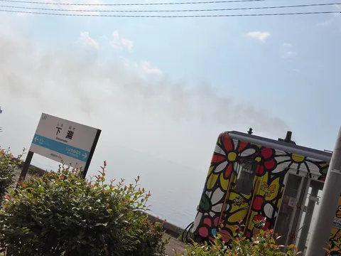 レトロ列車と潮騒の駅