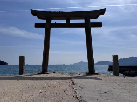 海辺に佇む水色の鳥居